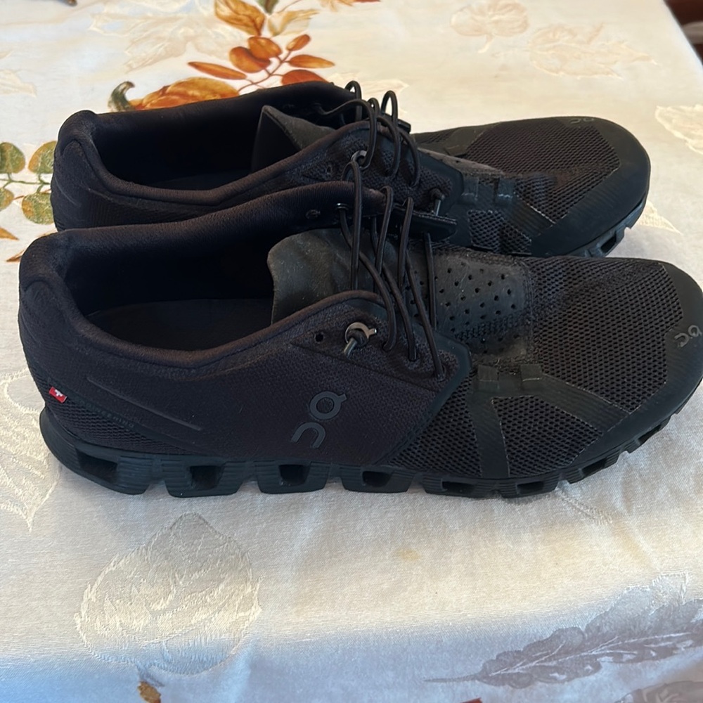 NWOT On cloud running men’s size 8 sneakers